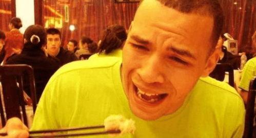 老外理发吃瓜视频,趣味横生一幕引网友热议