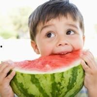 小孩埋头吃瓜头像,童趣盎然，尽享夏日清凉