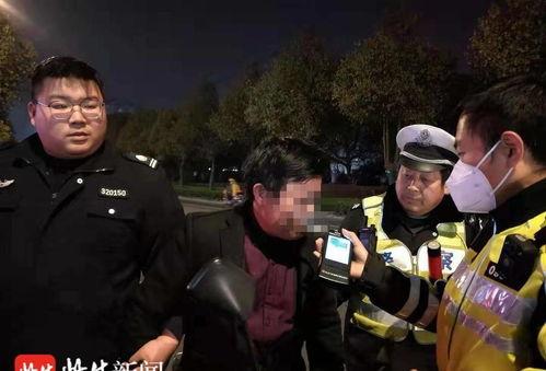 交警查车吃瓜,吃瓜群众围观一幕