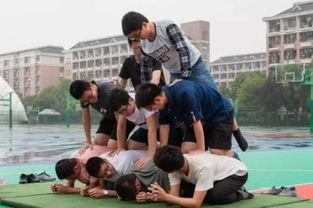 跑到操场吃瓜,共享悠闲时光