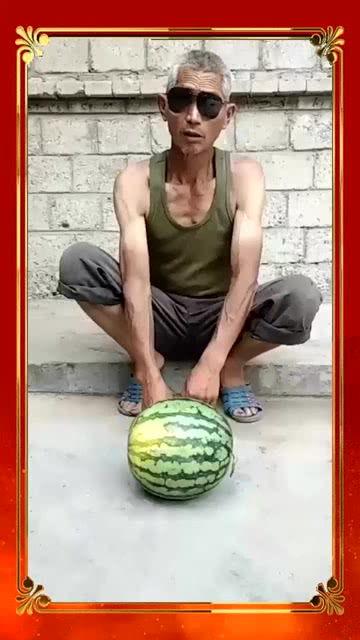 老大爷吃瓜钓鱼,老大爷吃瓜钓鱼乐享时光