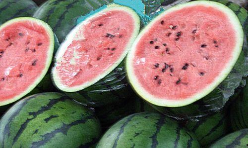 瓜民主动切瓜给城管吃,城管共尝民生情谊