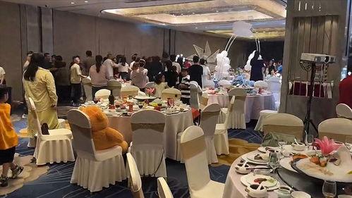 婚礼现场有人吃瓜,喜糖变“瓜果”，宾客欢乐共享